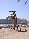 Peñíscola amplia la seguridad en la playa nord con la instalación de nuevas torres de vigilancia